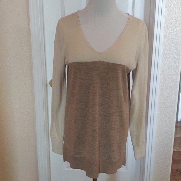Ann Taylor Colorblock Merino V-neck sweater - Picture 1 of 5